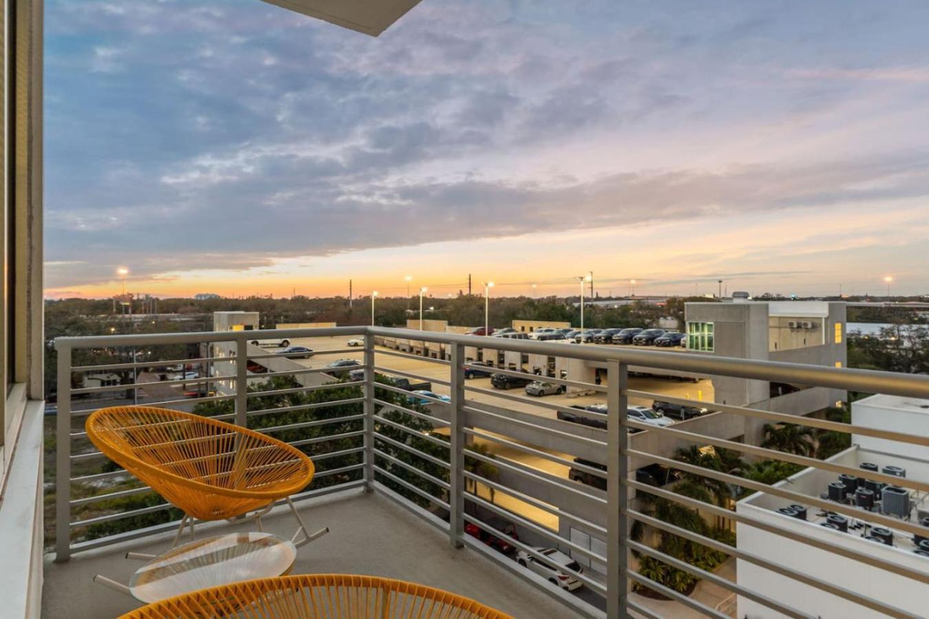 Modern 2 Bed Getaway Steps From Tropicana Field Sankt Petersburg Exterior foto
